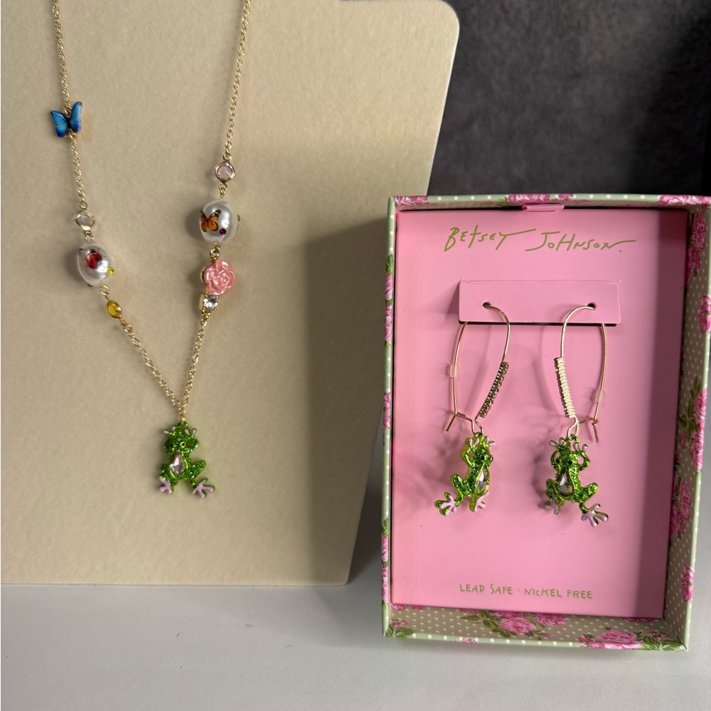 🐸Betsey Johnson Green Frog Necklace & Hoop Earrings Set